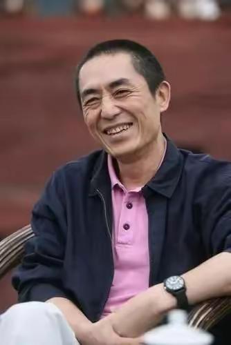 2012年，何珺被张艺谋开除出剧组，为了报复，何珺举报张艺谋超生，张艺谋因此被罚