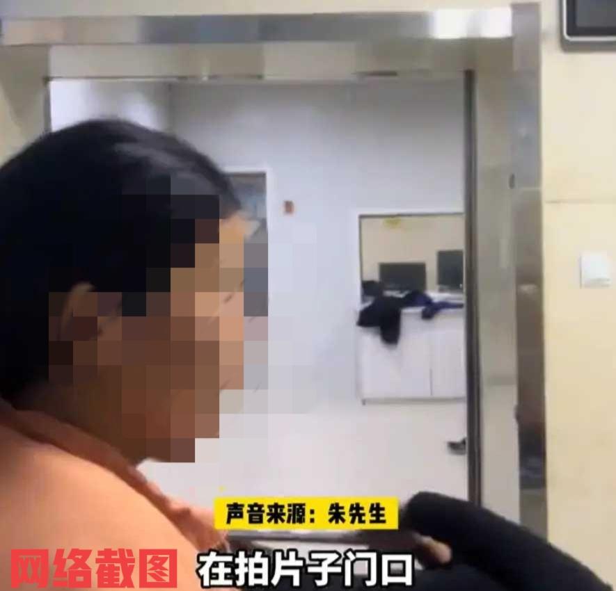安徽阜阳有女子骑电动车被撞。

女子丈夫得知女子被撞急忙带女子来医院检查，在这当