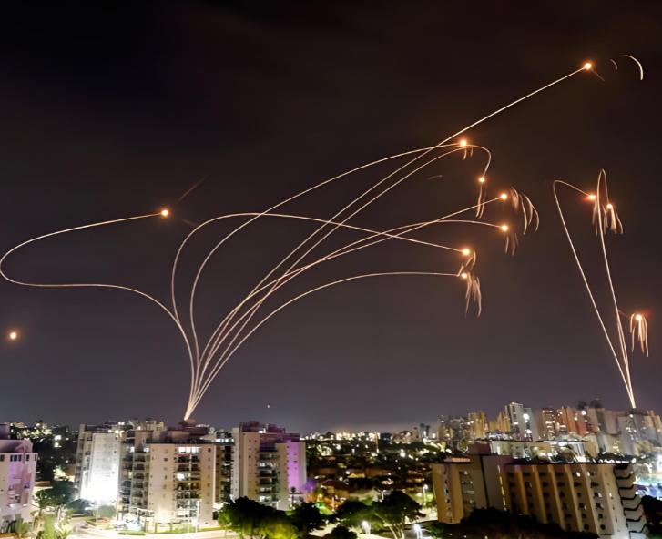 1 吨集束弹 + 高超音速突防！伊朗超级导弹登场，撕碎以色列反导防御。

当地时