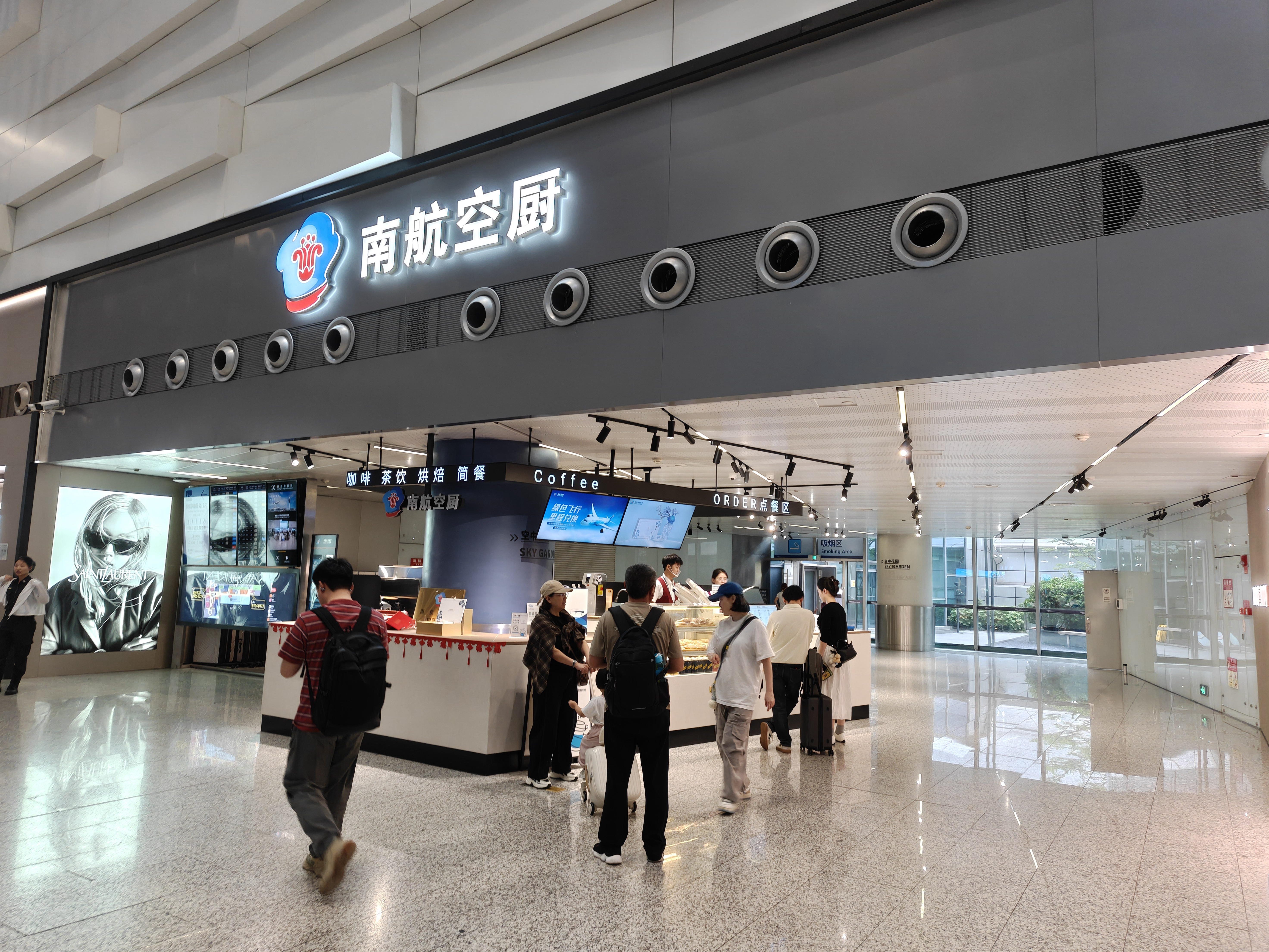 广州白云机场 T2 航站楼过完安检居然有南航空厨，在地面吃经济舱飞机餐了属于是。