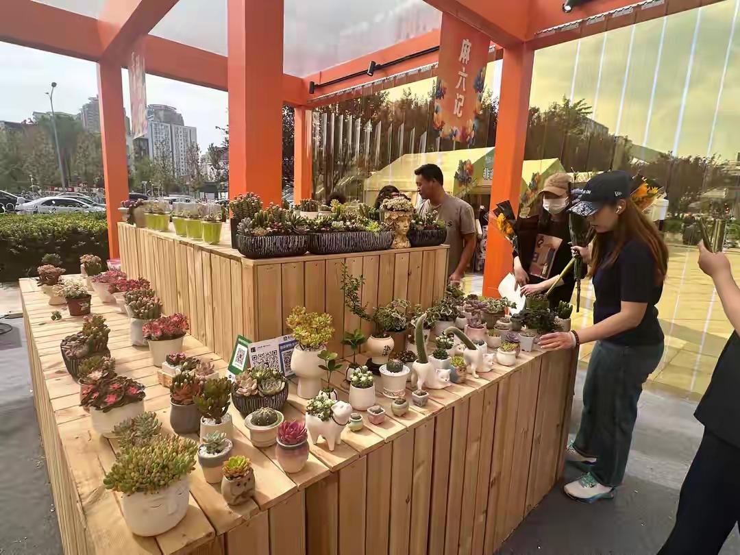 朝阳大悦城西南广场变身“花漾空间”啦！这处“花园+生活”主题的开放式花园景观超吸