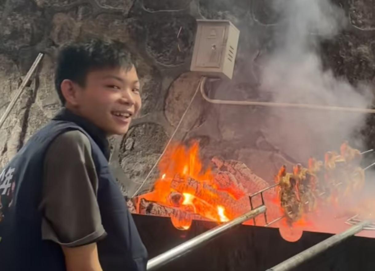 好朋友是烤鸡少年的粉丝，

我问她会吃有肉宝王调料的烤鸡吗，

她翻了个白眼，和