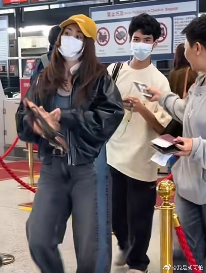 刘芸儿子怎么那么像黑皮体育生（隐约觉得长得有点像泰国人不是…）刘芸15岁儿子近照