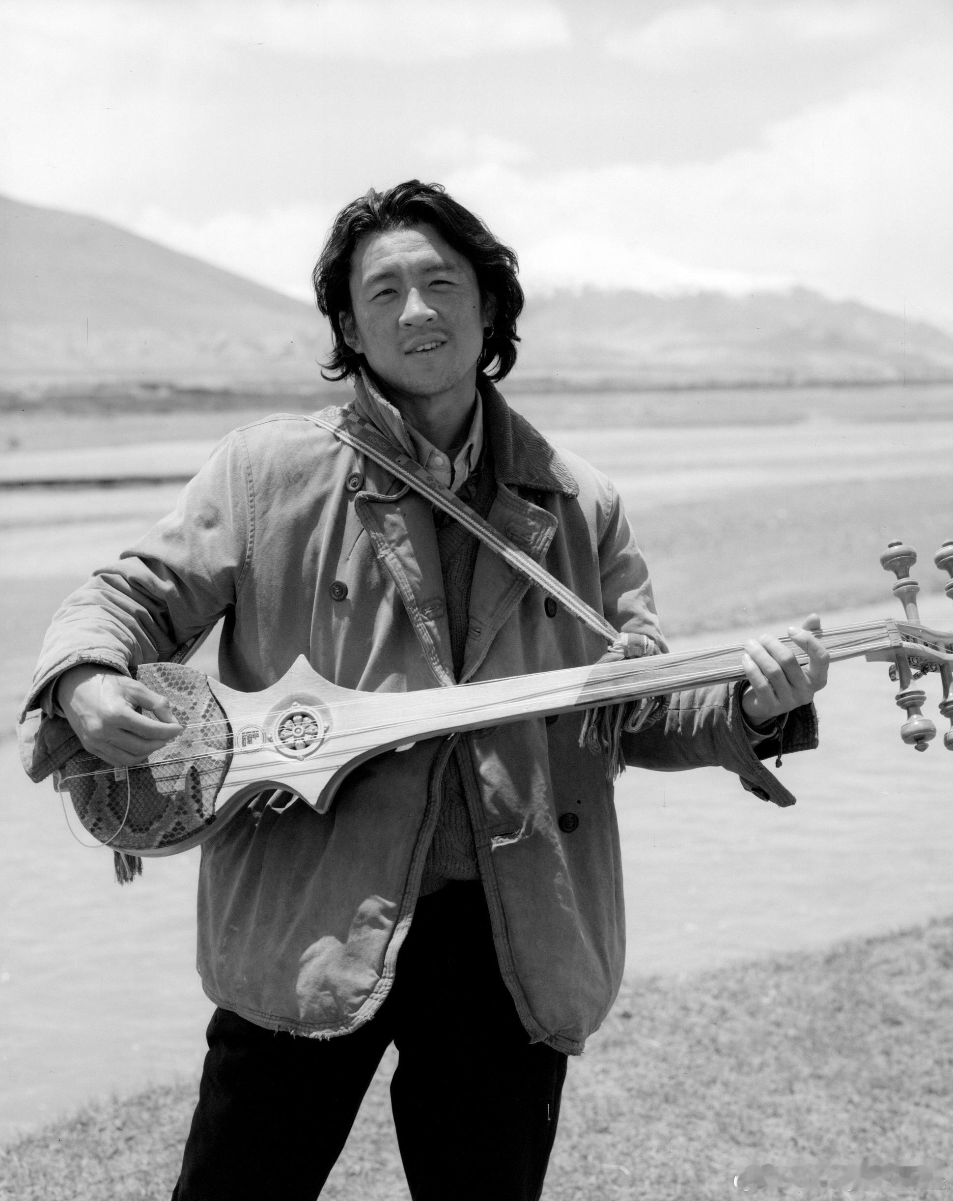 我才知道原来生命树贺清源也是有原型的，原型就是被一枪爆头壮烈牺牲的，更心痛了 