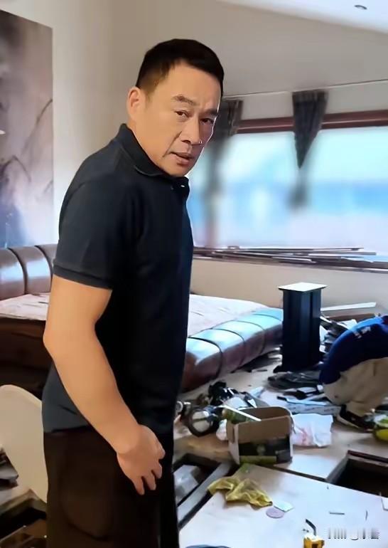 “武松”也有今天！ 57岁丁海峰辛苦外出拍戏一个月，满心欢喜回北京的家，结果卧室