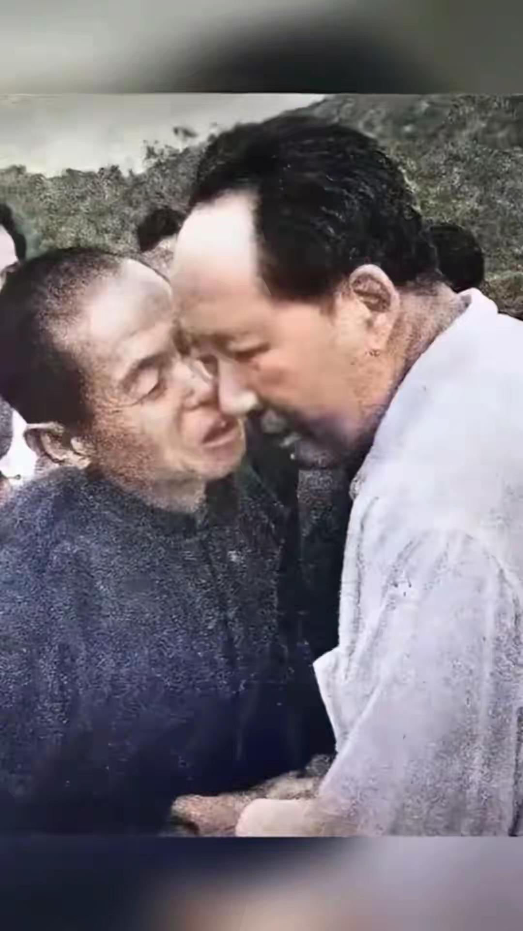 刷到这张毛爷爷握老百姓手的照片，我瞬间红了眼眶，那种感动根本藏不住！不是刻意煽情