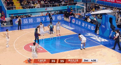 法尔罚球三不沾出界，篮下被马内克大帽，进攻都犯规


富邦今年打得好，跟外援战斗