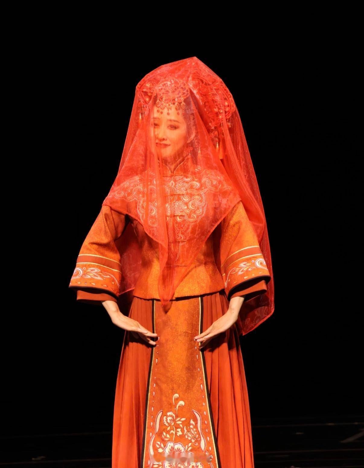 刘敏涛闷声干大事 刘敏涛简直是“宝藏姐姐”！悄无声息就拿下话剧界文华表演奖，这可