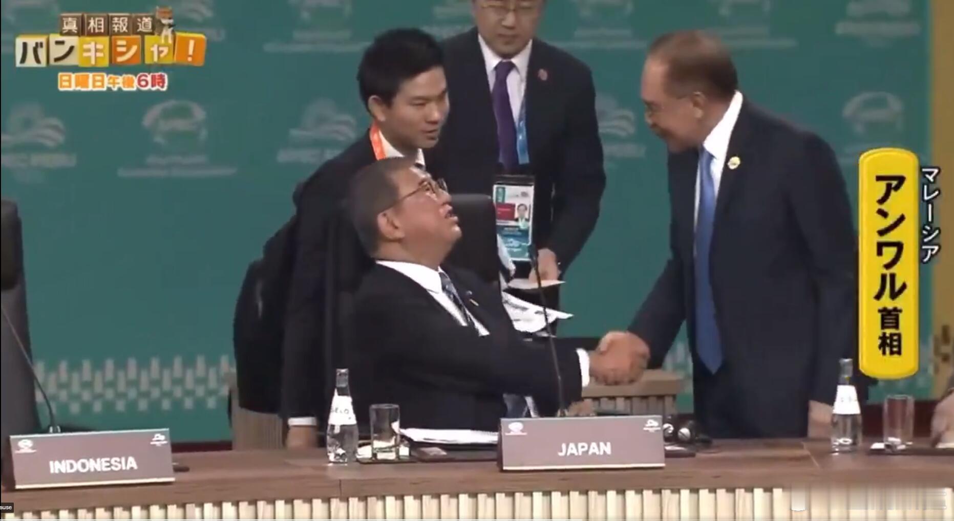 突然感觉石破茂首相和演艺生涯最后几年的西田敏行老先生差不多。西田敏行坐着拍戏，石