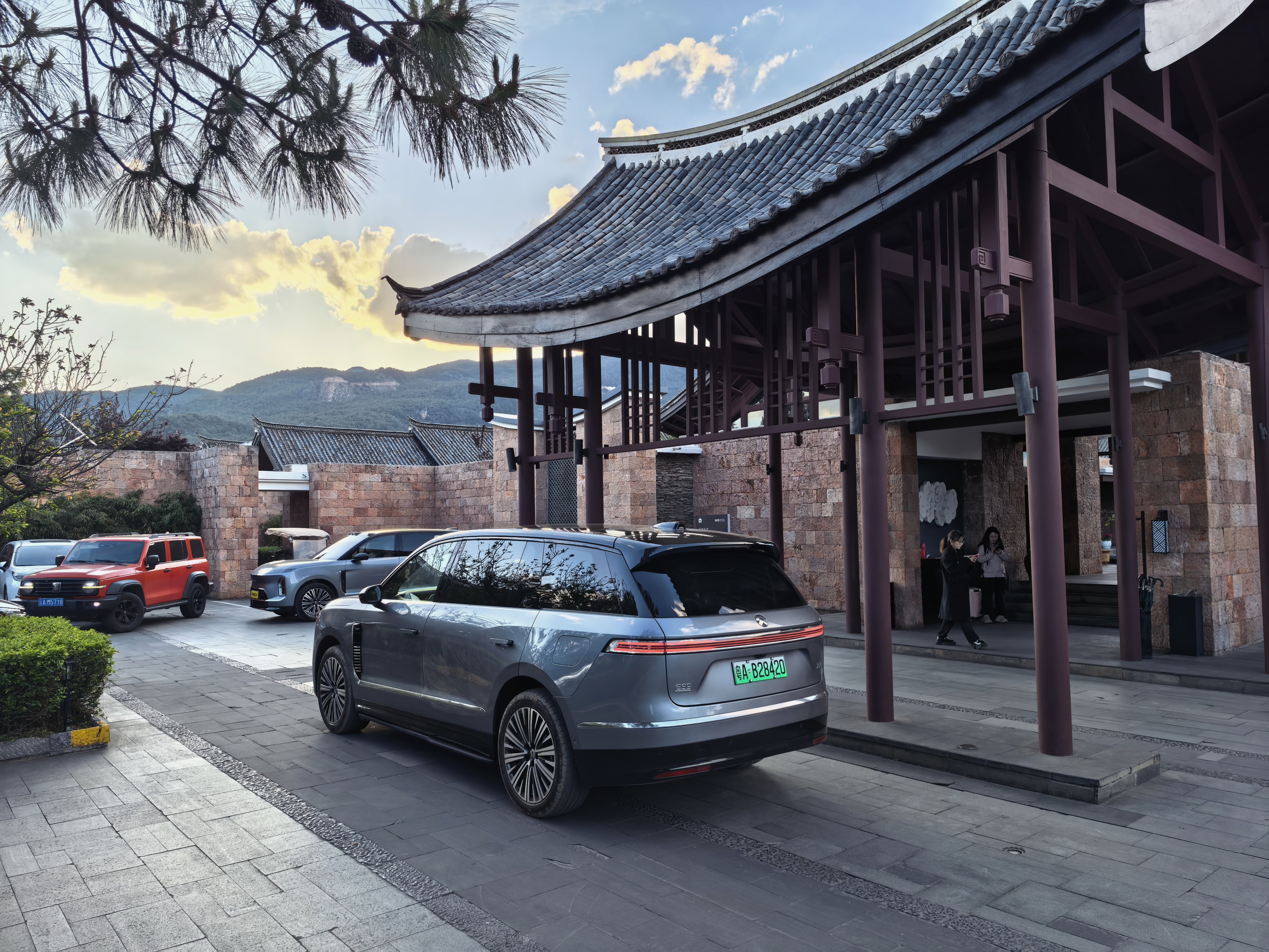 明天争取在中午发蔚来 ES9 深度试驾报告。分成了9个点讲明白这台车。先预告一下