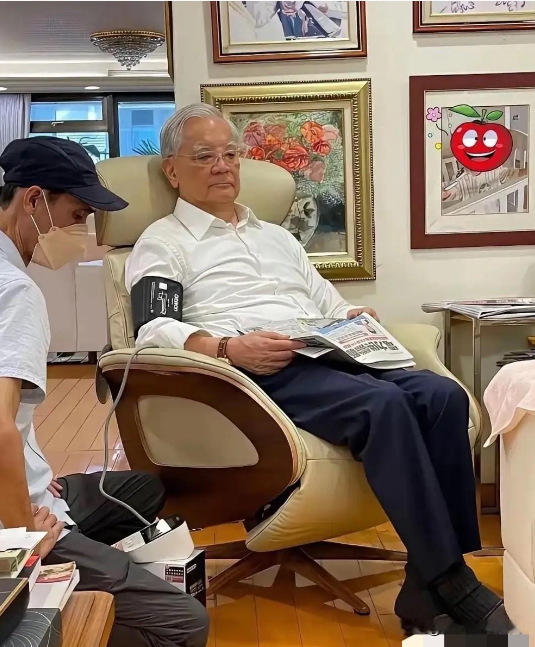 他是国民党荣誉主席，画面里工作人员正在为他测量血压。岁月流转，昔日盛年意气风发，