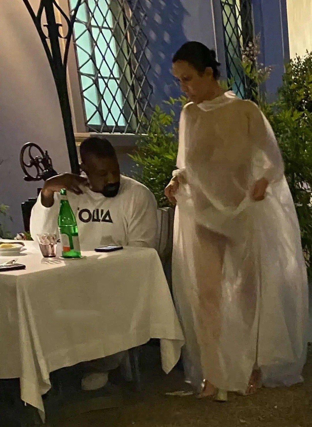 侃爷老婆为啥穿雨衣去餐厅吃饭？ ​​​