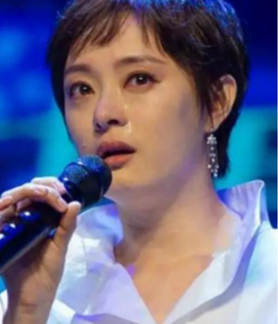 “每月就给我500块，资助不起装什么孙子！”2006年，贫困大学生向海清向媒体怒