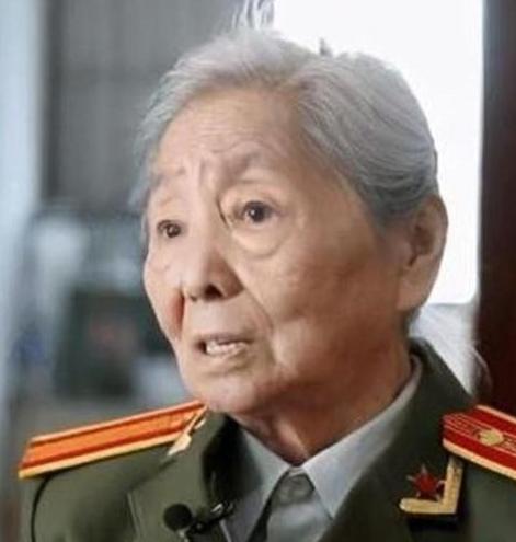 1979年，我国女翻译刘禄曾随团去美国访问，交流期间，她发现一名美国男子一直盯着
