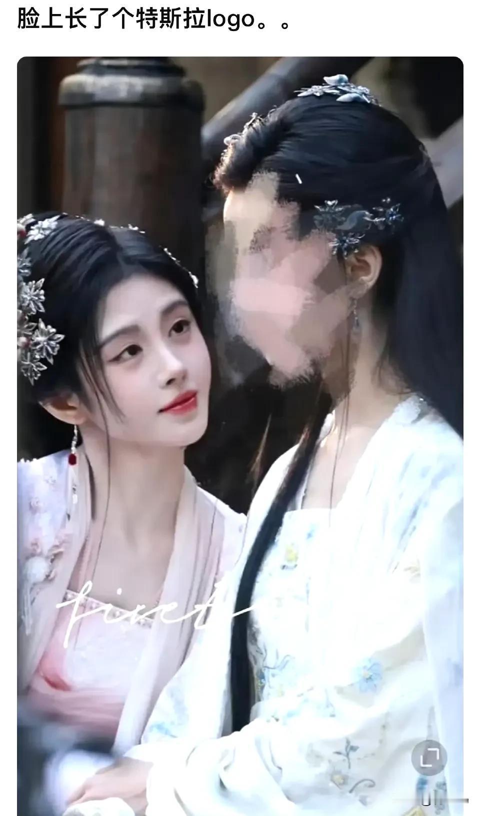 大家都说鞠婧祎这个样子很假，有吗？[抠鼻]
虽然她平时的妆容的确很像，但是感觉这