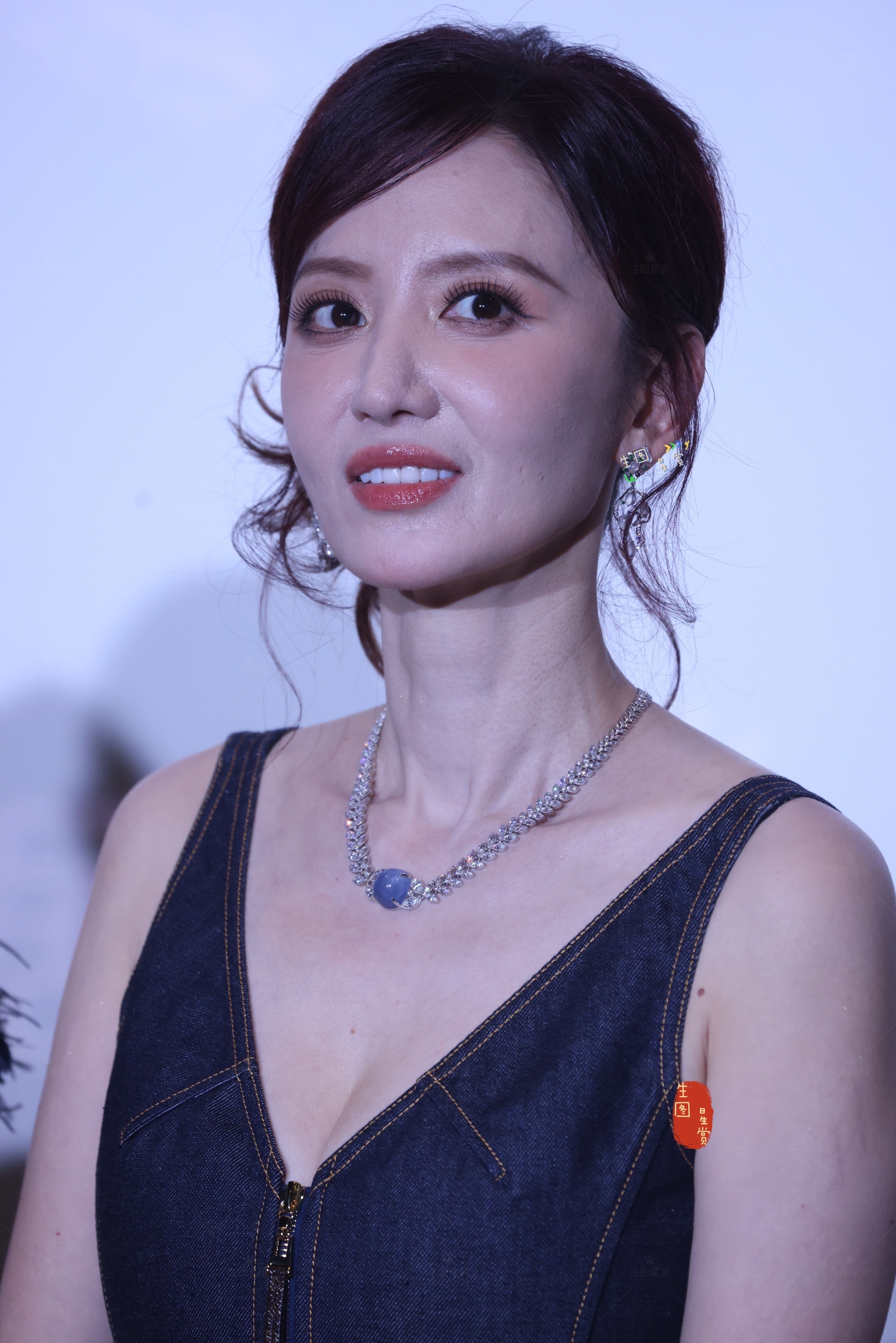 张萌冰湖重生追剧团新鲜的美照明艳大气，魅力全然散发✨张萌冰湖重生直播哭了