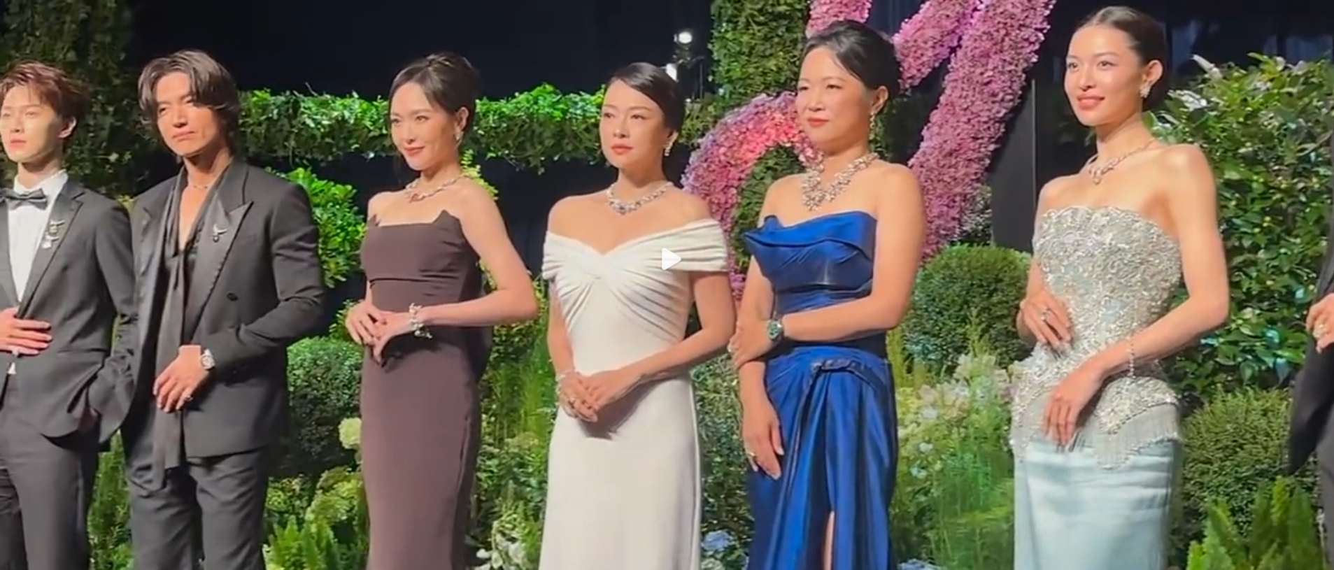 Tiffany晚宴合影：唐嫣，李昀锐，王星越，章子怡，钟楚曦，言承旭[鼓掌] ​