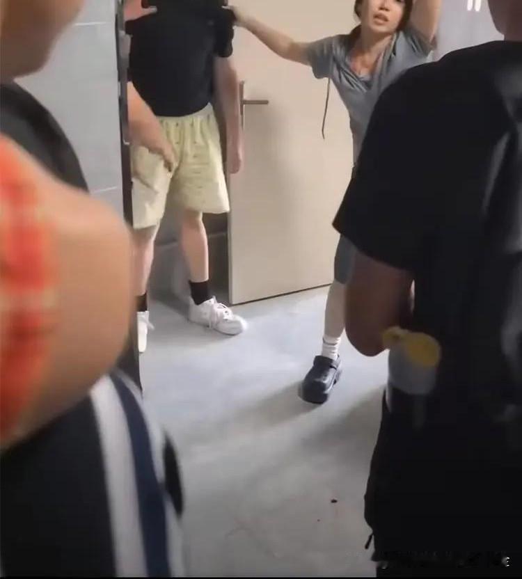 近日，河北地质大学一名在读研究生在校园女厕所内偷拍他人，被当事女生当场发现。女生