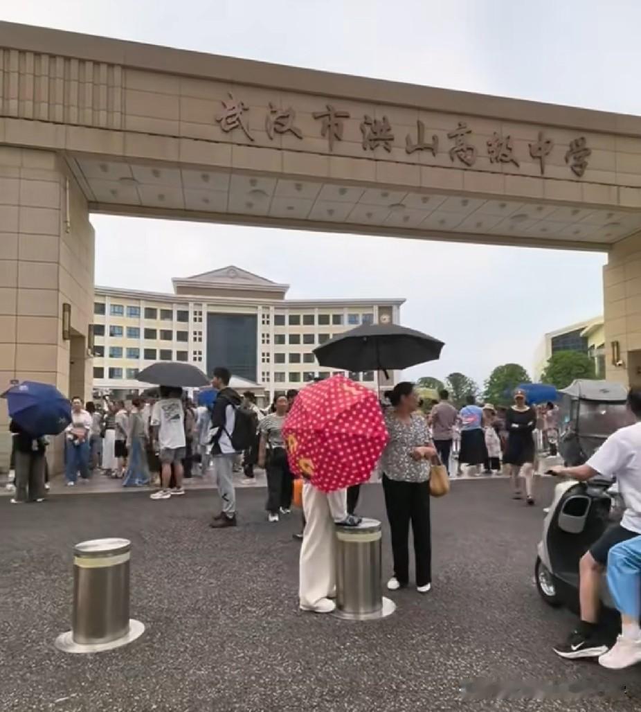 洪山高级中学新高一已经开学了，
这是武汉市开学最早的高中了，
当别的高中同学还在