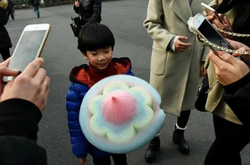 微波炉棉花糖这奇妙组合，背后有段有趣故事。发明微波炉的“老吃家”是美国雷神公司工