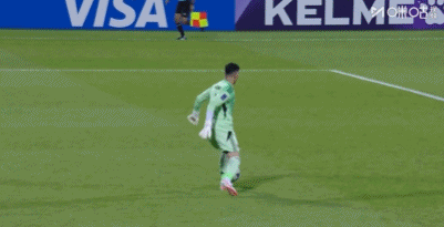 裤子都被扯坏了亚冠门将逆天大脚抡空+拉拽吃红点，对手失点