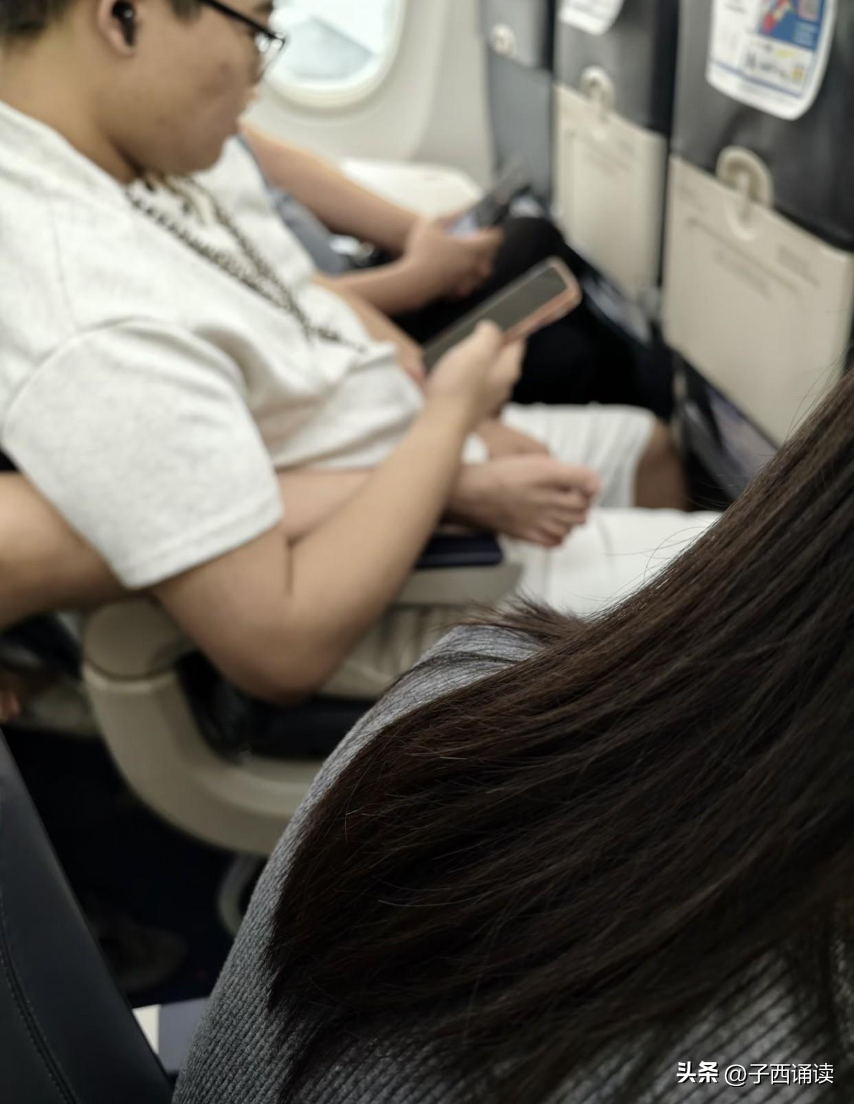 哇塞，这买票时故意买得一前一后吧，真的是恶心他妈给恶心开门，恶心到家了啊！