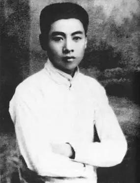[微风]1927年，周恩来被捕，没想到审讯他的竟是自己的学生鲍靖中，他悄悄说道：