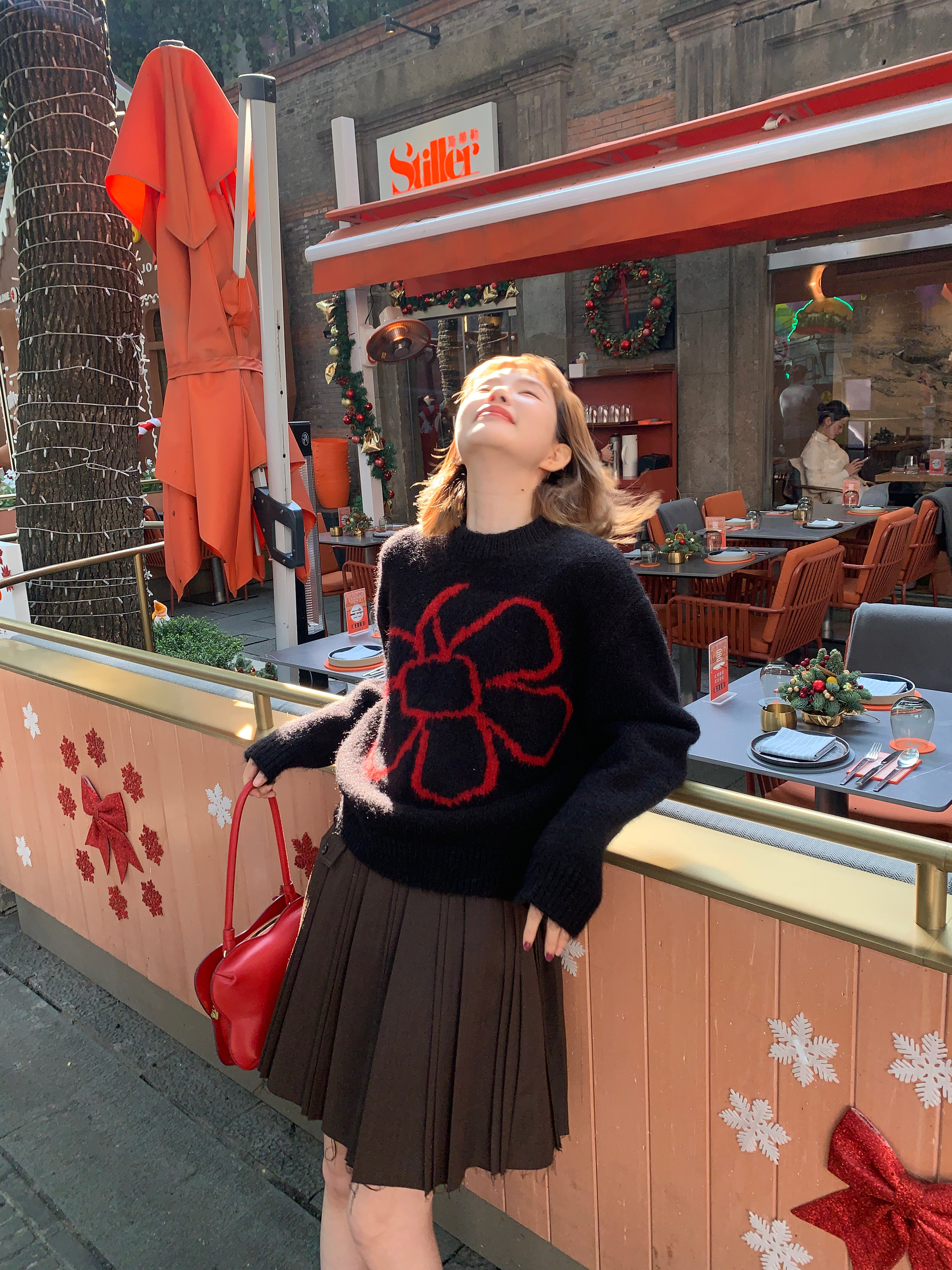 晚上给这款花花毛衣一起出镜 黑色就很跳脱的撞色是我很喜欢的 南瓜橘手工毛衣很北欧