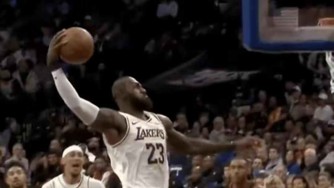 詹姆斯四旬高飞，身体逆天，保养真相引争议。
今天湖人对76人的比赛第一节，詹姆斯