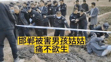 看着邯郸被害13岁的男孩，被众人抬着走的时候，我泪目了，看警察叔叔把男孩从坑里挖