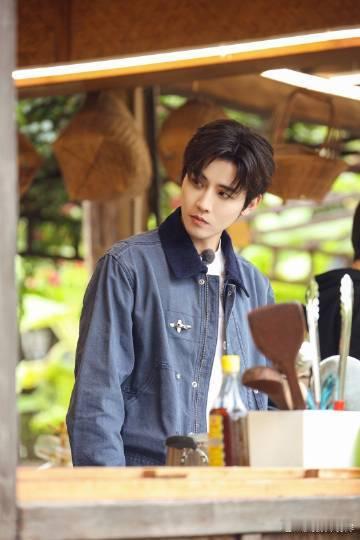 任豪是R1SE厨师长欢迎来到蘑菇屋 谁还没被任豪在蘑菇屋的厨艺秀圈得死死的！他做