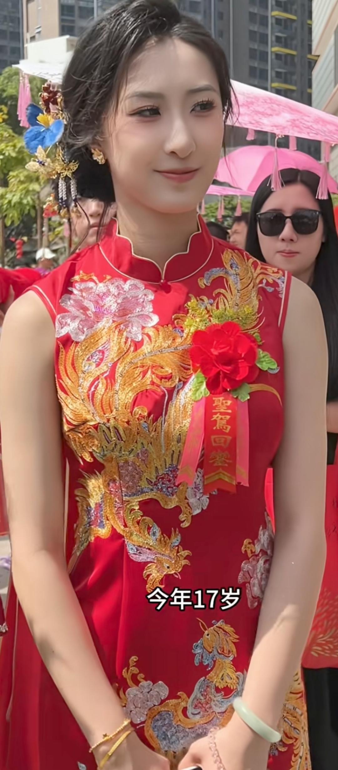 17岁少女身着传统旗袍，惊艳亮相！