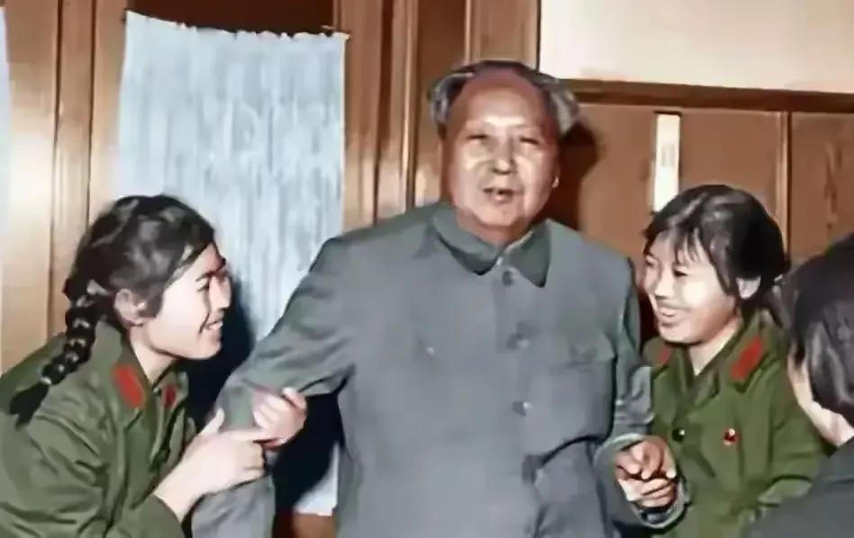 “啊！好喜欢这个老爷爷。”那天，两个女兵娃娃终于见到日夜想念的毛主席，激动的一人
