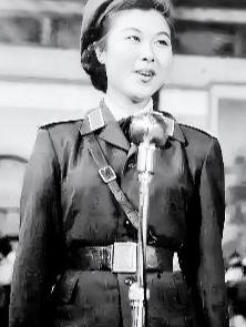 1959年9月，总政文工团报幕员周如雁，接到一个紧急通知：立刻动身返回北京，参与