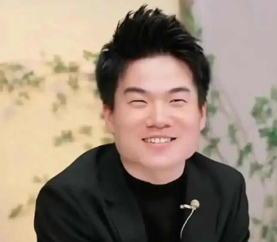 7分钟卖光3万册，他却一句没提价格
 
董宇辉把直播间变成了深夜书房。观众平均停