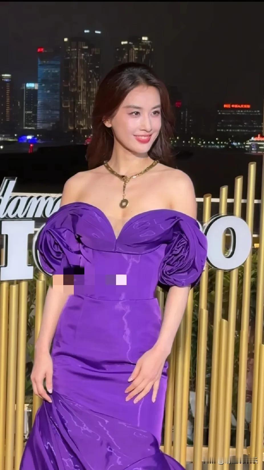 42岁黄圣依离婚后仿佛变了一个人，
容光焕发，笑起来又有了少女感，
身穿紫色鱼尾