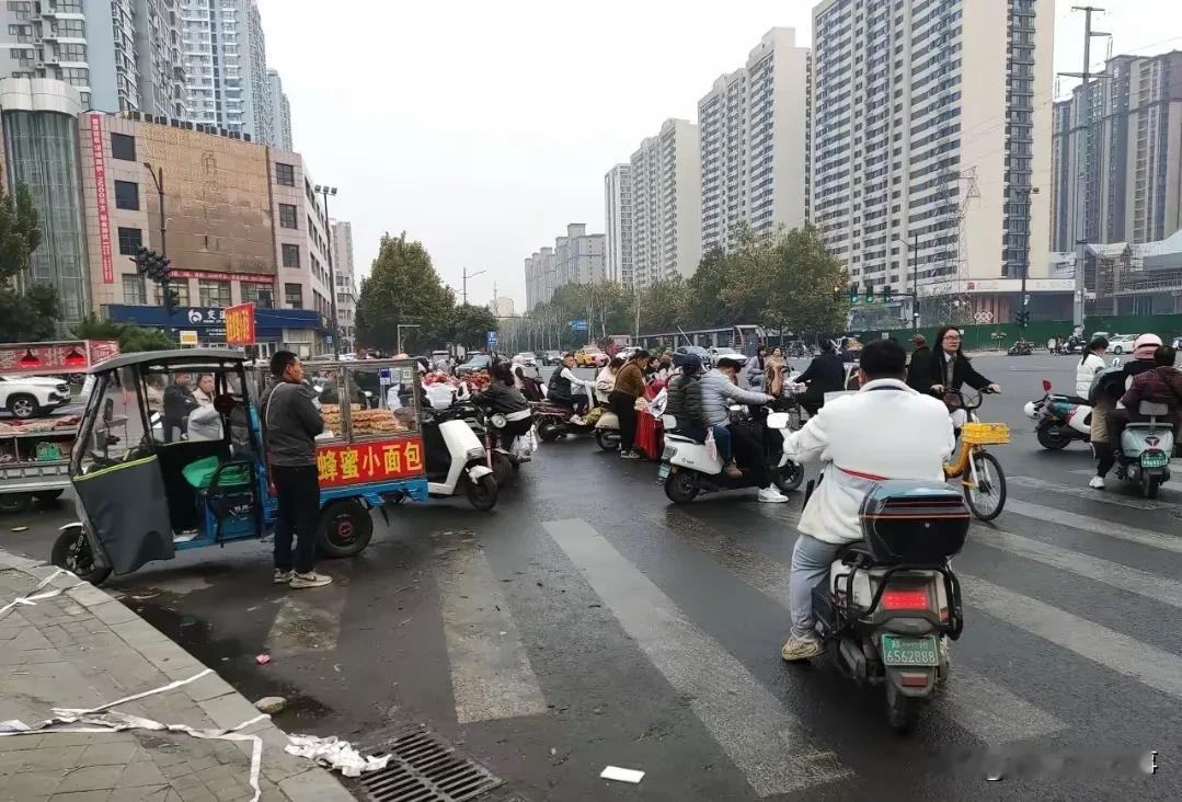 清晨河南郑州街头
清晨河南郑州街头，小摊贩把摊差点摆到马路中间了。
路边摊贩只要