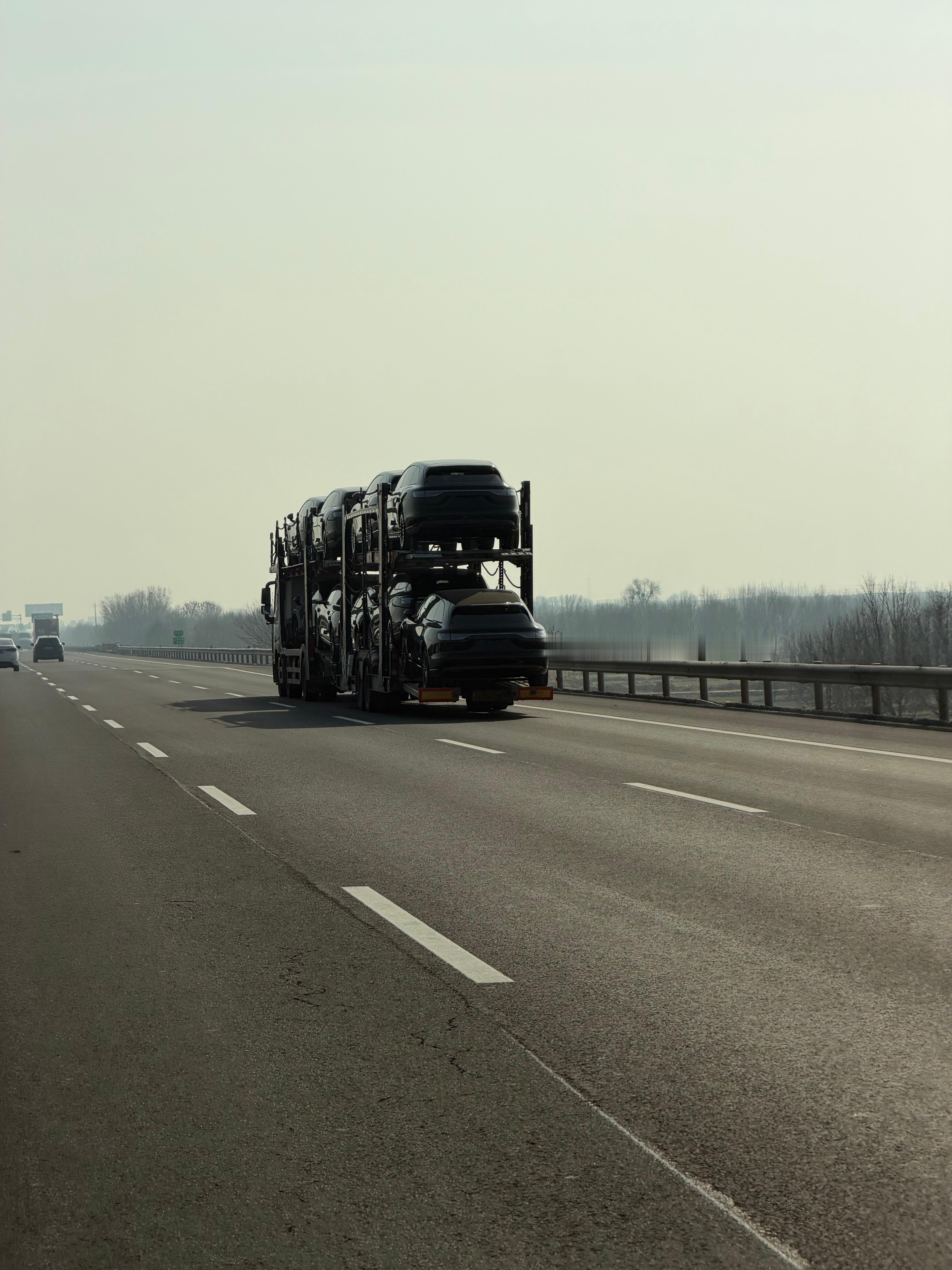 去淄博方向，30分钟内，大概连续见到7-8台拉着享界S9T的大货，卖的真好啊是 