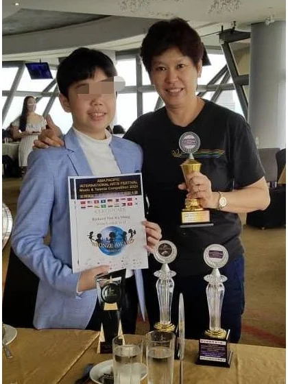 梅启明大马妻子痛恨泰妹手段，儿子被父遗弃伤心致病 	 梅启明在已故天后...