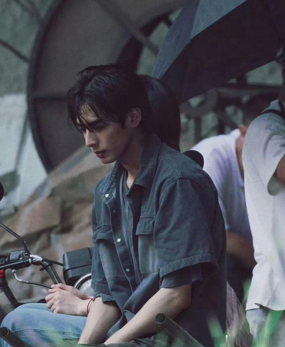 宋威龙圈内人缘2026年7月5日，宋威龙主演的《野狗骨头》开播，圈内好友纷纷为其