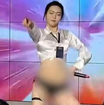 如今韩国女团舞台早已脱离唱跳艺术本身，整个行业陷入“靠尺度换流量”的恶性内卷，大