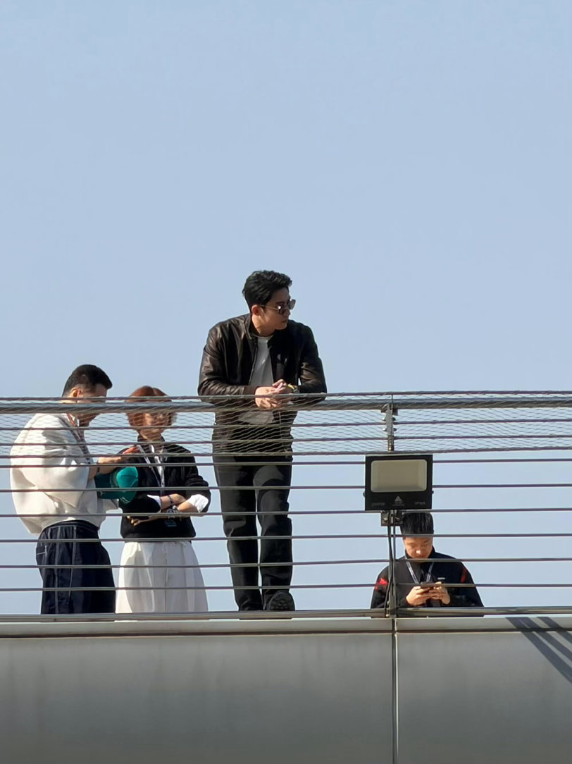 F1排位赛偶遇黄景瑜 黄sir被林臻东顶号了 