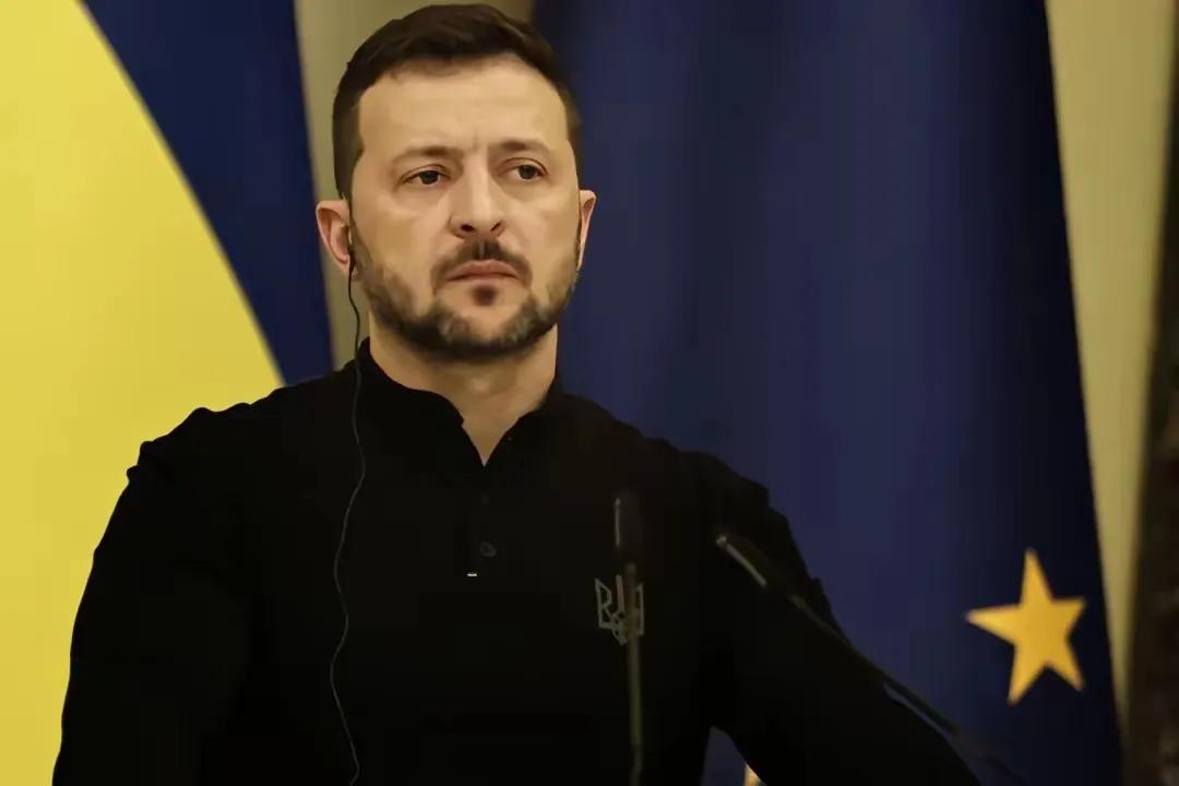 泽连斯基最近罕见地怒斥美国军援迟缓。他说，乌克兰怀揣反击的决心，却苦于手中没有利