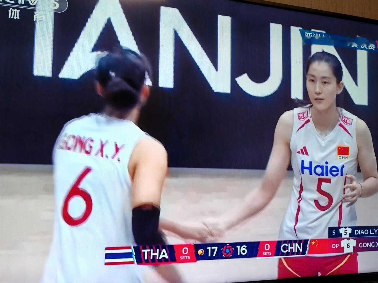 女排亚锦赛决赛，中国女排对阵泰国女排，第一局中国女排9：12落后，中国女排开局打