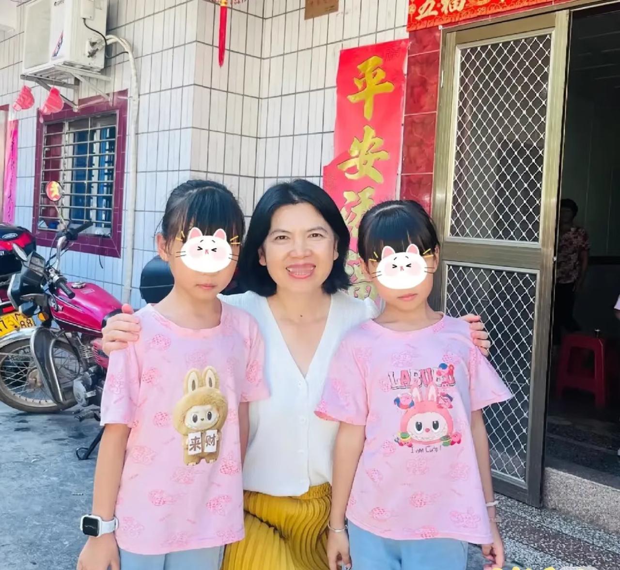 朱凤莲回梅县探亲，亲友合照
留着一头短发，干练而温婉，身上带有淡淡的书卷气质，在
