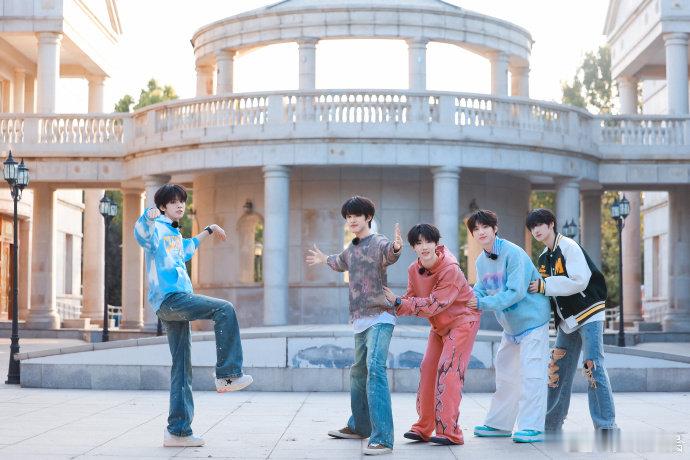 #登陆少年一不小心就起飞##登陆少年实验室创作花絮图#登陆少年于实验室专注创作，