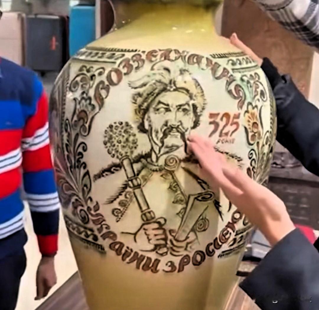 俄罗斯RT电视台总编玛格丽塔·西蒙尼扬在一家印度老物件店里发现了一只神秘的花瓶，