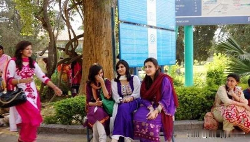 巴基斯坦人的生活趣事（原创）。
巴基斯坦（以下简称巴铁）的女性很少外出工作，婚后