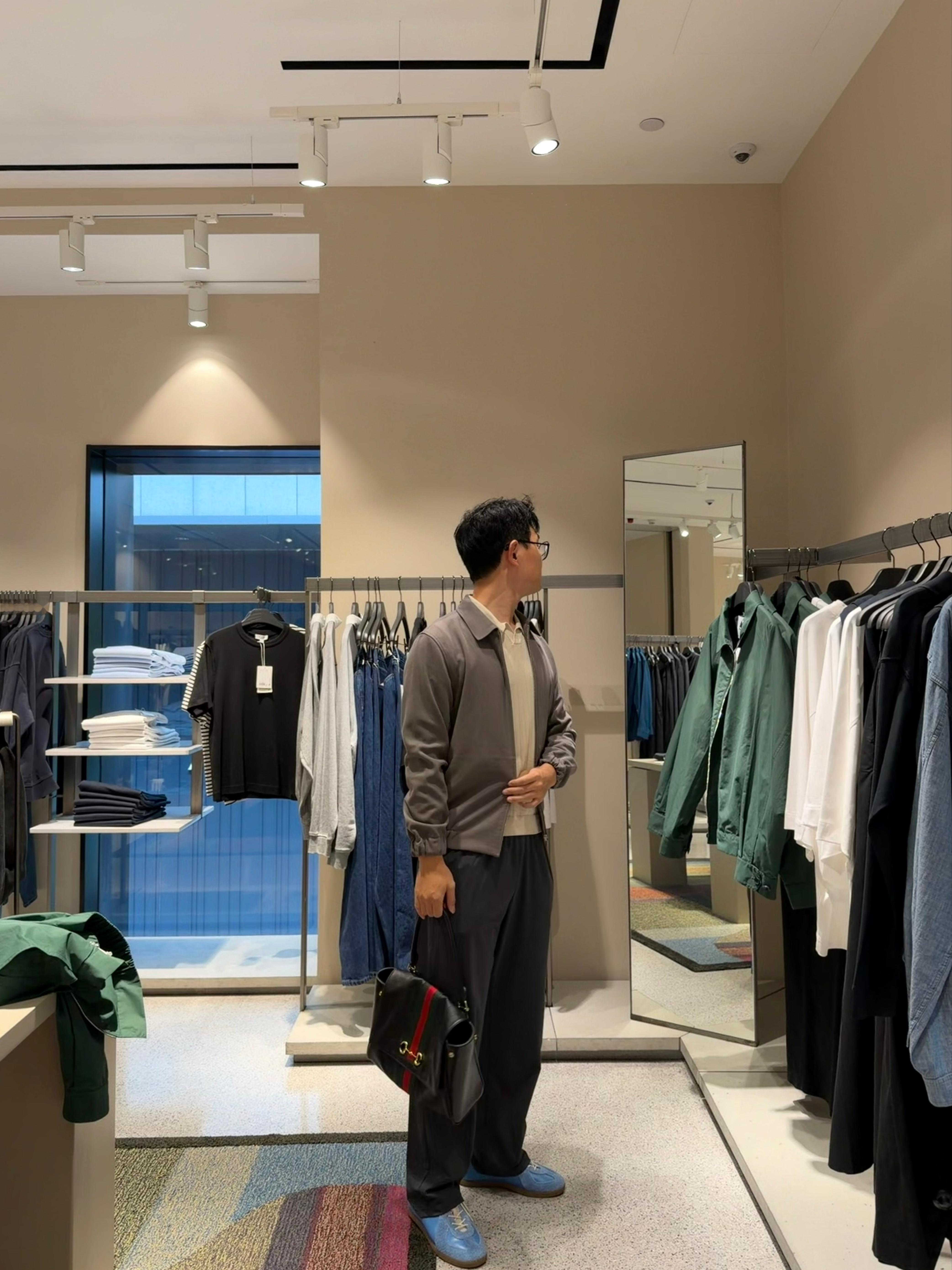 这么帅气的小伙子，怎么会因为破工作emo呢？想不通，真想不通… ​​​