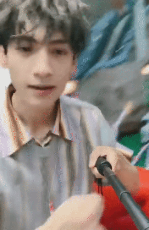 想念这个2019年生日直播时猛的凑近镜头的罗云熙 什么时候再来一下这种女友视角～